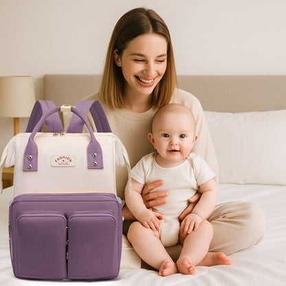 Bébé avec maman à côté d'un sac à langer organisateur violet