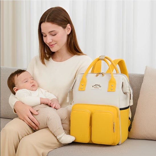 Bébé maman avec sac à langer organisateur jaune